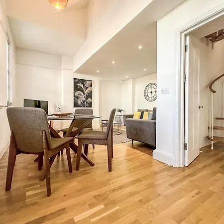 Newly Refurbished Luxury 3 Bedroom Apartment